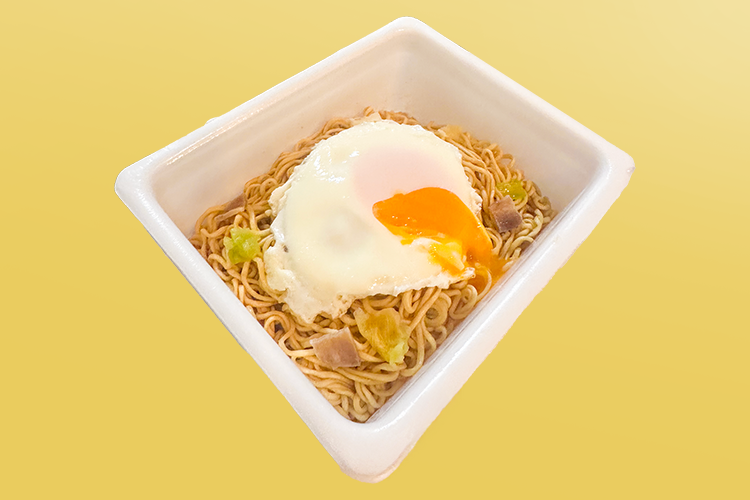 ペヤング 海老つけ麺味やきそば On the目玉焼き